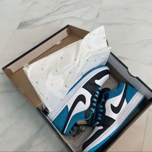 Jordan 1 low se blue lasers size 9